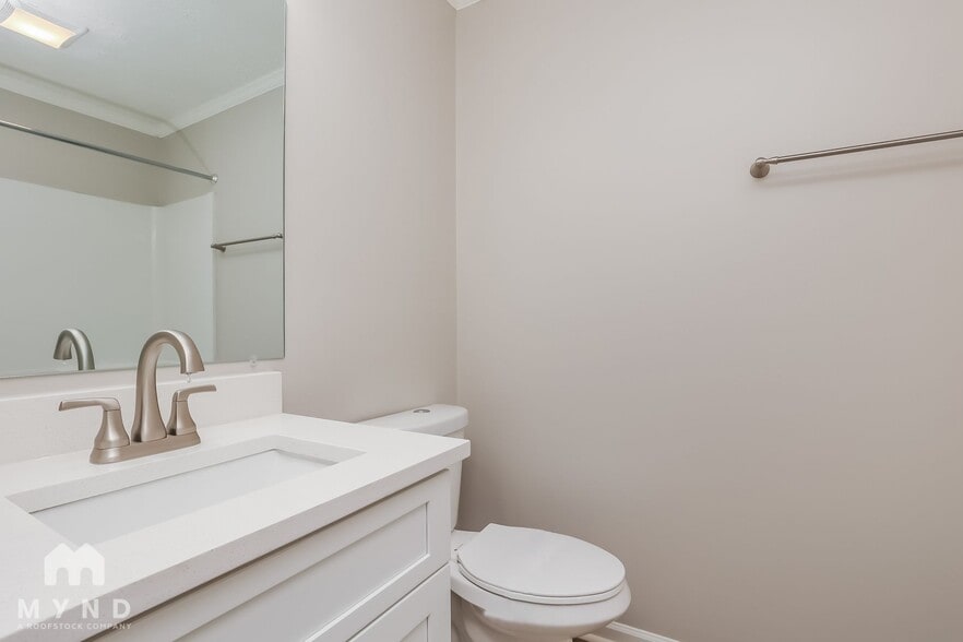 Building Photo - 204 Deerlake Dr