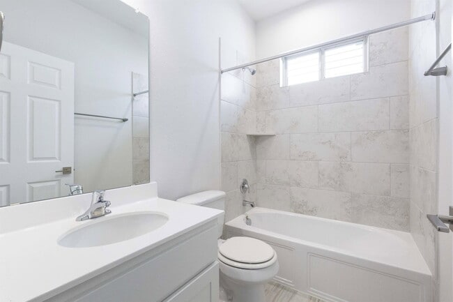 Building Photo - 924 Falkland Trace