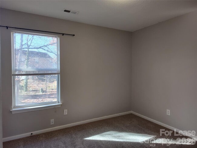 Building Photo - 10000 Dunfries Rd