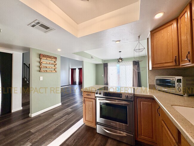 Building Photo - 1981 N Terraza de la Cienega