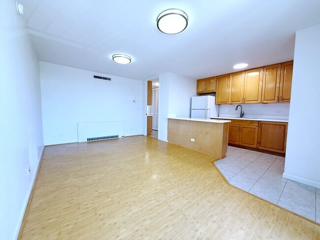 Building Photo - **VIEW FULL AD FOR DETAILS** 1 BED / 1 BAT...