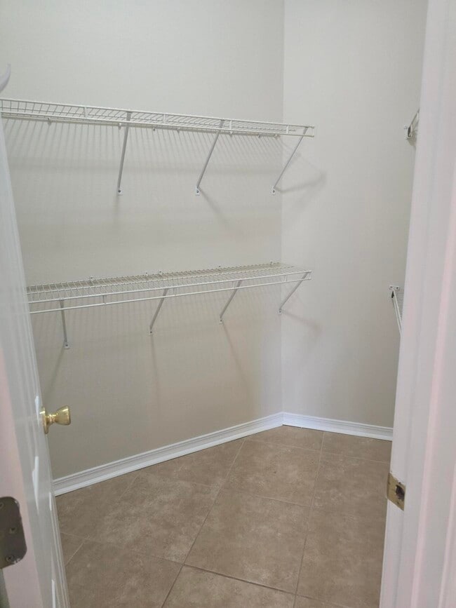 Building Photo - 204 Ann Cir