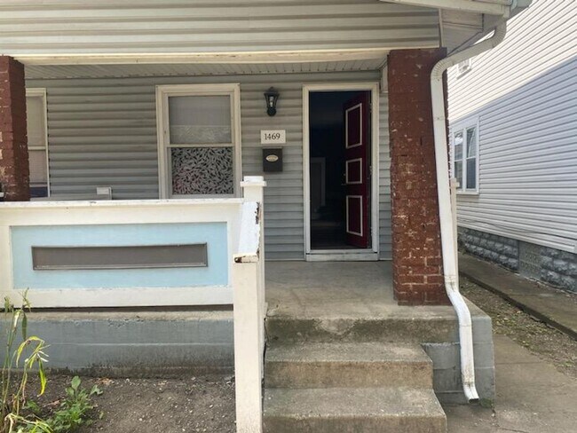 Building Photo - SPRING MOVE IN SPECIAL!!   Large 2 Bedroom Duplex in prime location Weiland Park / Itailian Villa...
