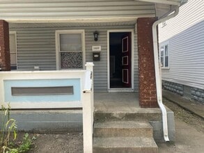 Building Photo - Large 2 Bedroom Duplex in prime location W...