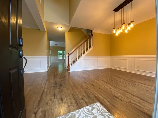 Building Photo - Townhome in a great location!