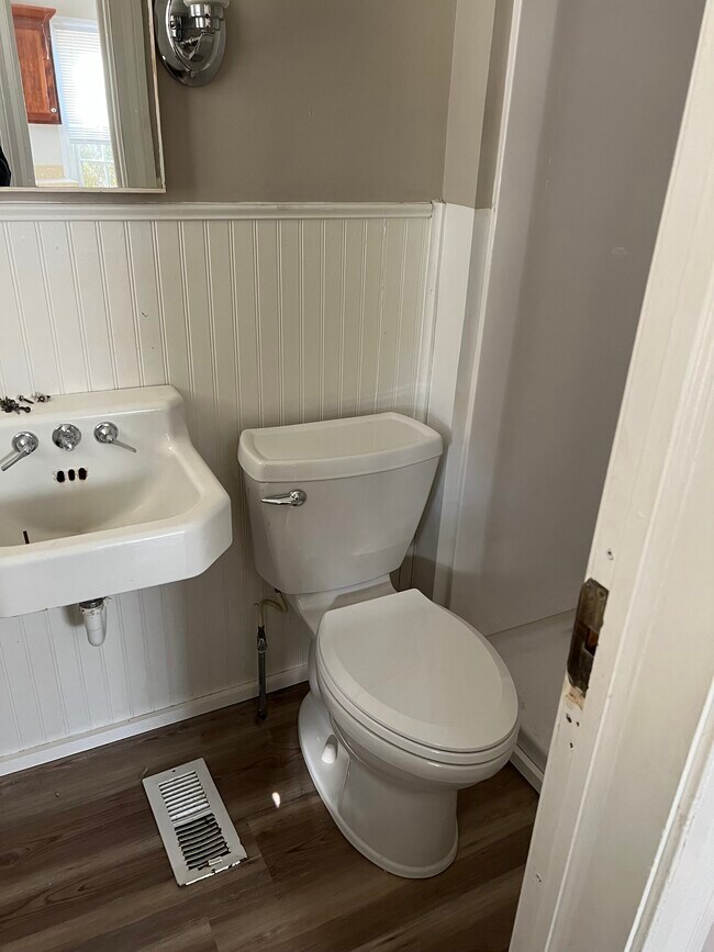 Main Level Full Bathroom - 526 S Mitchell St