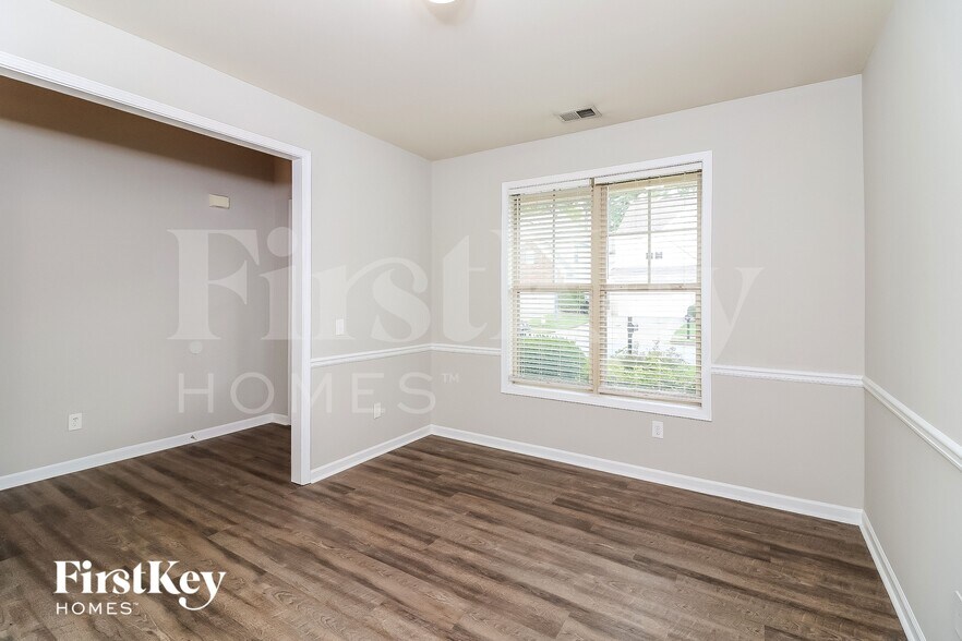 Building Photo - 427 Belmont Way