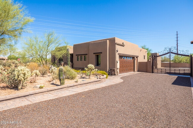 Building Photo - 5559 E El Sendero Dr