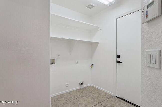 Building Photo - 1556 N Rockwell Ct