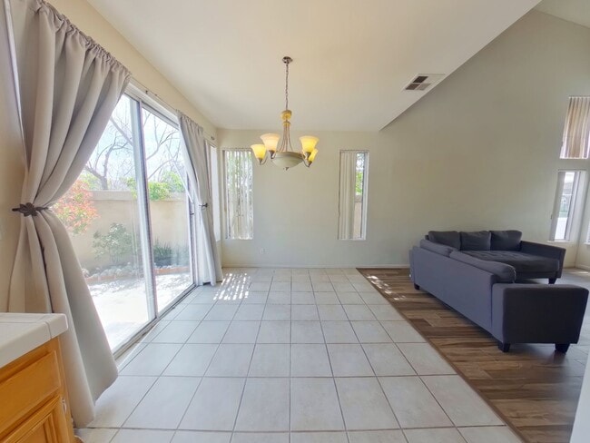 Building Photo - 3 Bedroom/2.5 bath - SFR Available August ...
