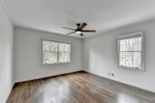 Building Photo - 1450 Cedarhurst Dr