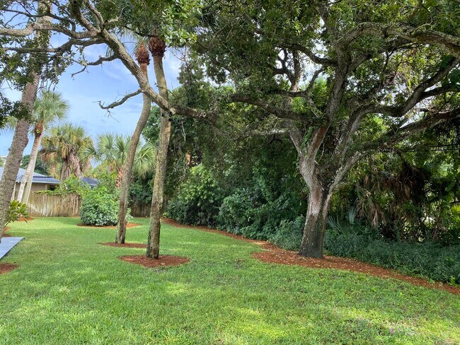 Building Photo - 956 Tulip Ln