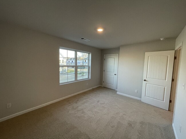 Building Photo - Townhome less than 2 miles from Downtown C...