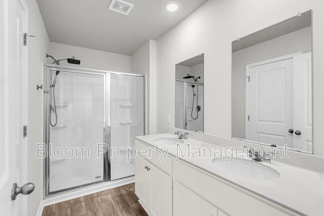 Building Photo - 205 Maple Hl Dr