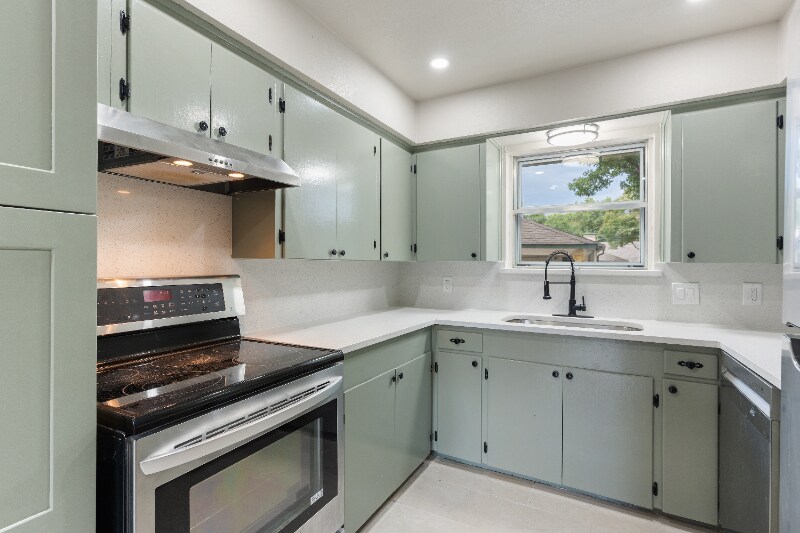 Building Photo - 1202 Spruce Dr