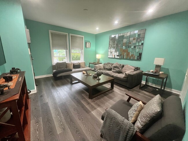 Building Photo - Lovely 1 BR/1 BA Condo in Petworth!