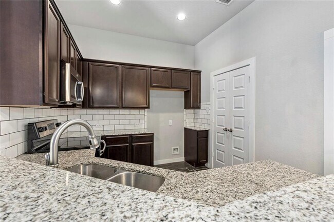 Building Photo - 334 Creekside Curve