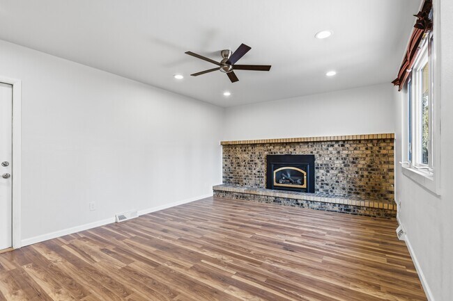 Building Photo - 122 Helena Cir
