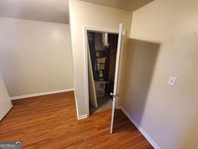 Building Photo - 5450 Twin Lakes Dr