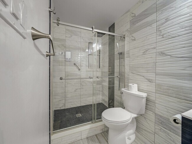 Building Photo - 1121 Bass Dr