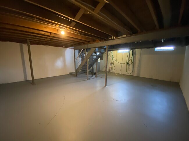 Building Photo - 2037 Vanderbilt Ct