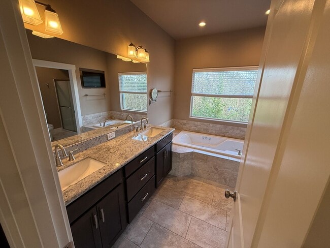 Building Photo - Nice 4bed/2.5 Bath Home, Gas Range