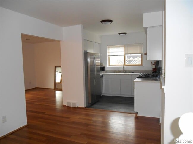 Building Photo - 1440 W Elmwood Ave