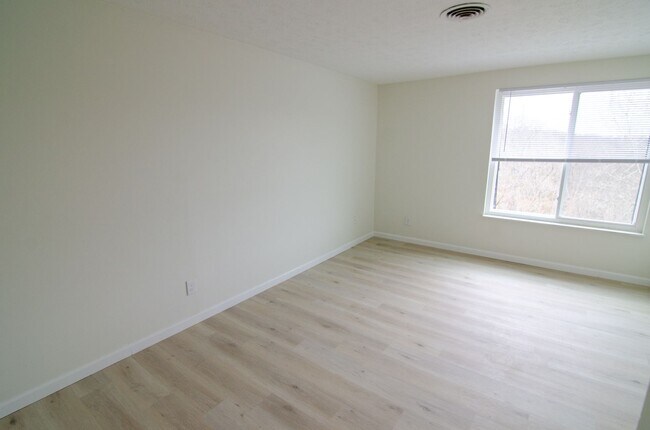 Building Photo - Newly Renovated 2 Bedroom Apartment