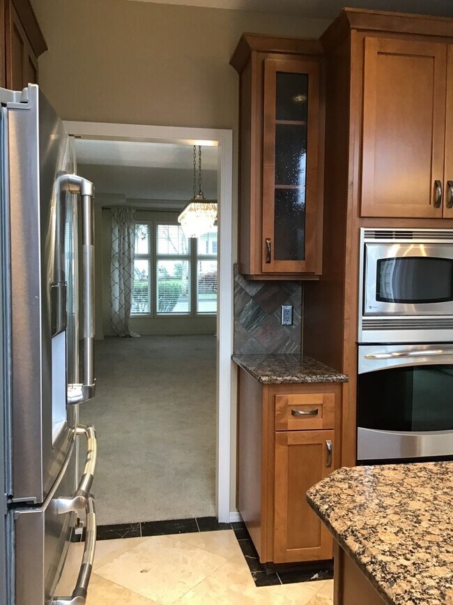 Building Photo - For Rent - Exceptional Murrayhill Location...