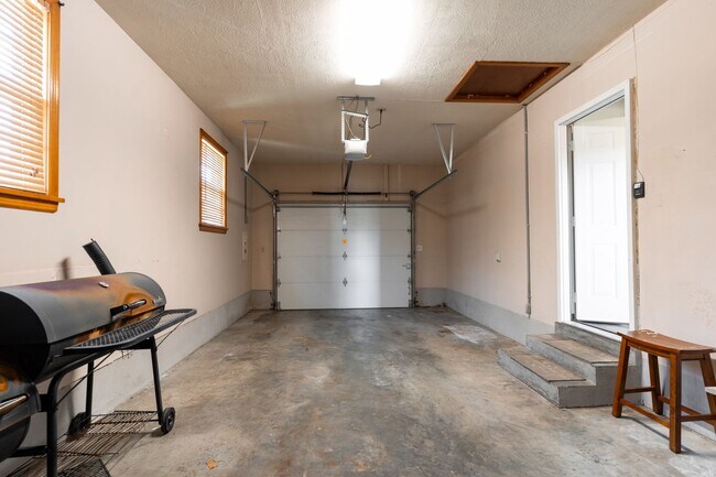 Building Photo - Welcome to this charming 3-bedroom, 2 full...