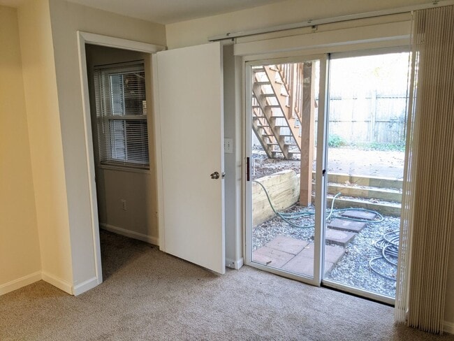 Building Photo - Renovated townhouse in established Frederick neighborhood ready mid February!