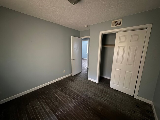 Building Photo - Remodeled 3 bedroom 2 bathroom house! - MO...