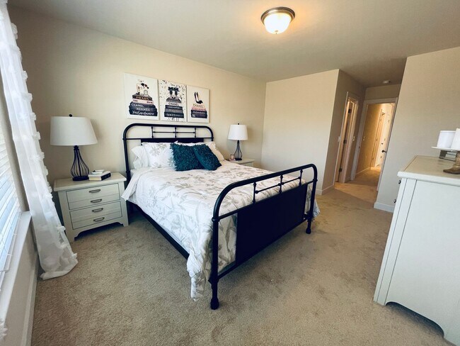 Building Photo - Cardinal | 4 Bed 2.5 Bath | Garage | 1895 sf | $2959-$3255 | 8, 9, 10, 12, 14, and 15 month lease...