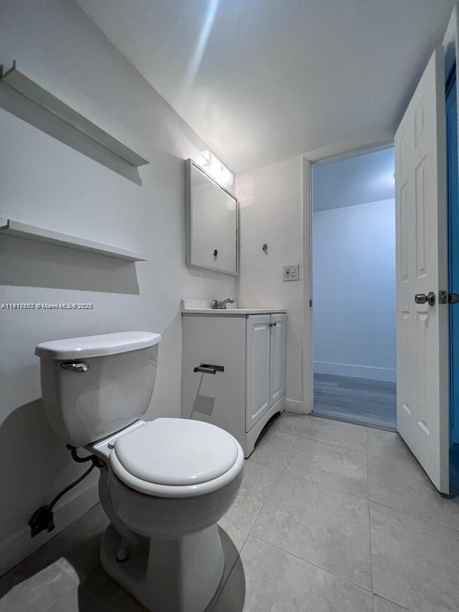 Building Photo - 933 NE 199th St