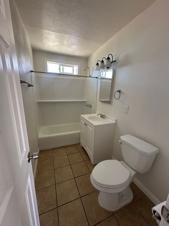 Building Photo - Welcome to your 2 bedroom 1 bath home!