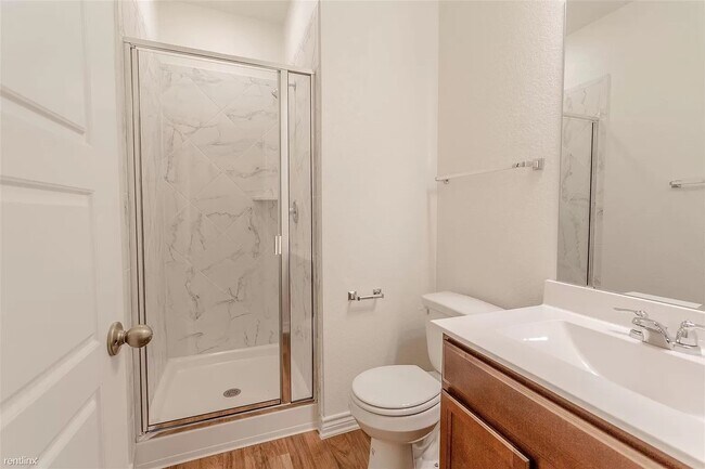 Building Photo - This spacious 4-bed/3-bath two-story renta...