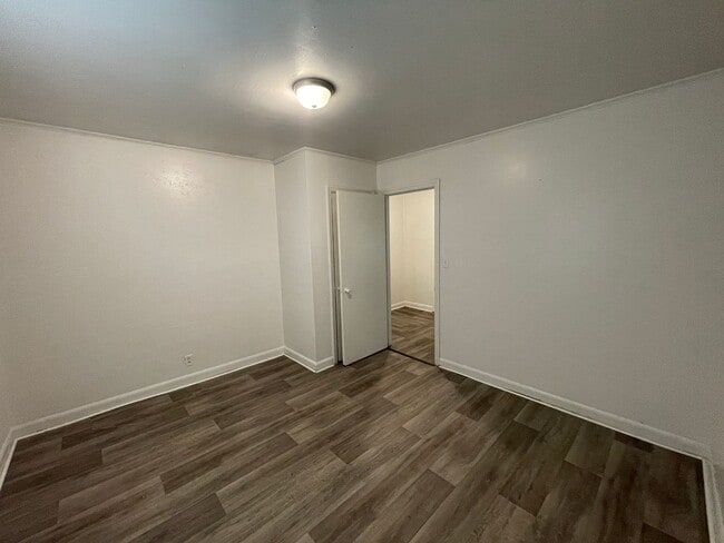 Building Photo - 3 bedroom 1 bathroom house available