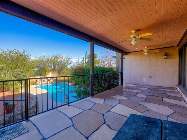 Building Photo - Enjoy stunning Catalina Mountain views fro...