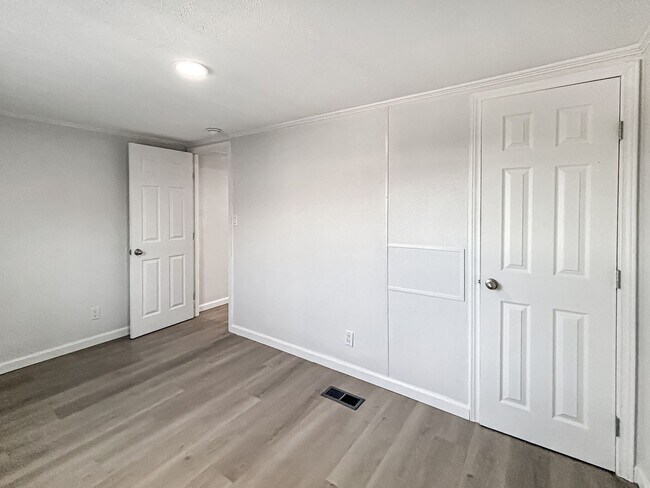 Building Photo - Move-In Ready Home Near Canyon Lake – Fresh Interior, Deck & Detached Garage