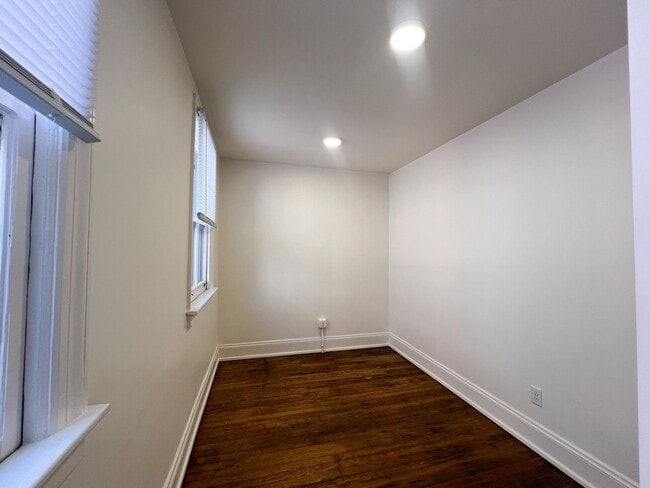 Building Photo - Newly Renovated