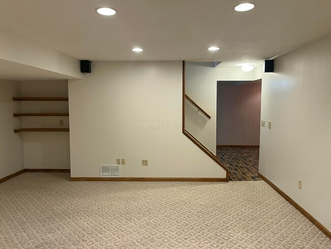 Building Photo - 1156 Lake Point Dr