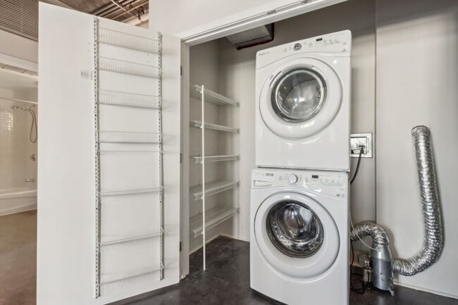 Building Photo - Loft Condo in Downtown Orlando