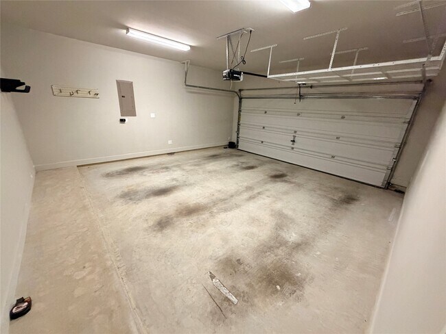 Building Photo - 2018 Royal Landing Dr