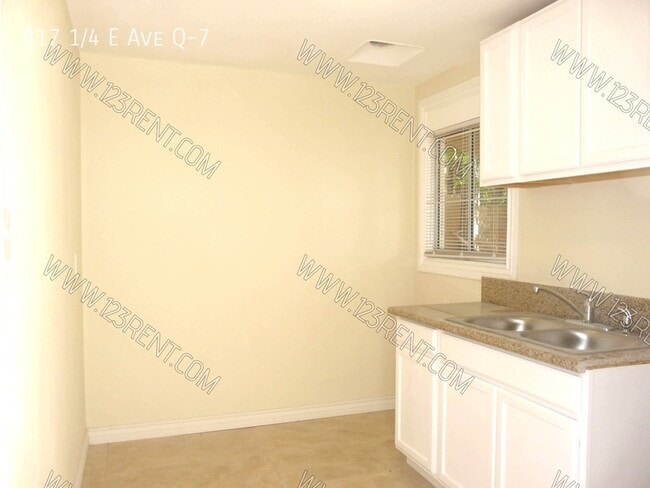 Building Photo - 817 1/4 E Ave Q-7-