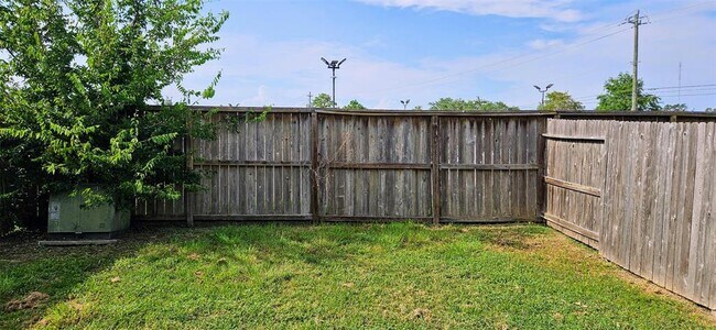 Building Photo - 8018 Chasewood Dr