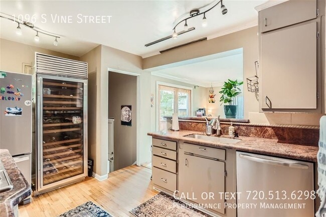 Building Photo - 1096 S Vine St