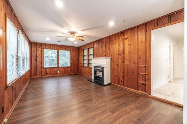 Building Photo - * Move-In Special - Half Off First Month's...