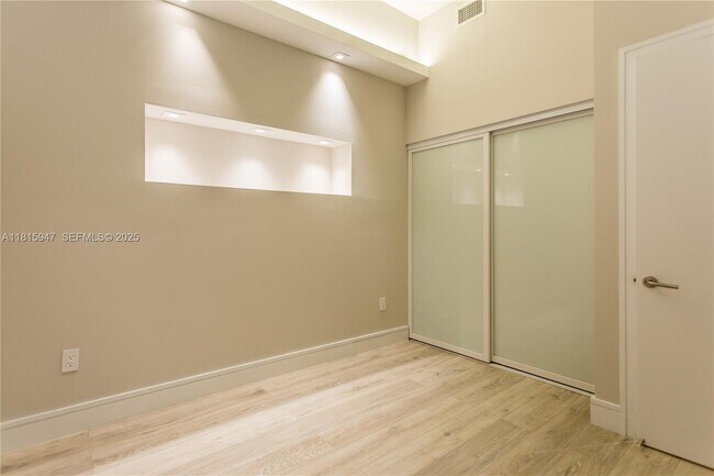 Building Photo - 460 NE 28th St