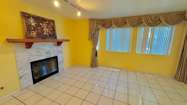 Building Photo - Spacious and bright Hawthorne front house