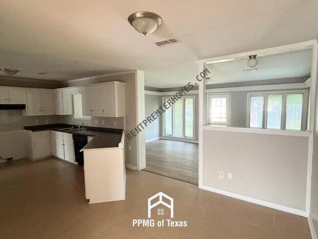 Building Photo - 1000 Lessel Dr